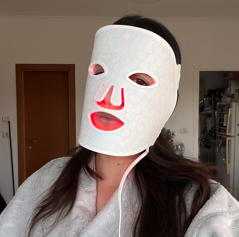 LA’BELLE – מסכת LED למראה צעיר, מתוח וזוהר – מהבית, בלי מאמץ ובלי טיפולים יקרים